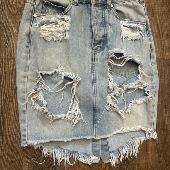 ONE- BY One Teaspoon size 24 distressed mini skirt in EUC - Picture 7 of 14